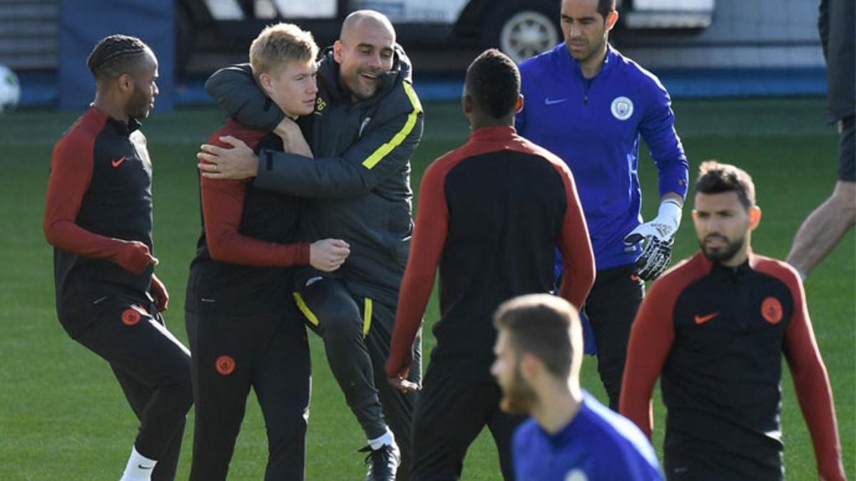 Guardiola y sus jugadores, durante el entrenamiento