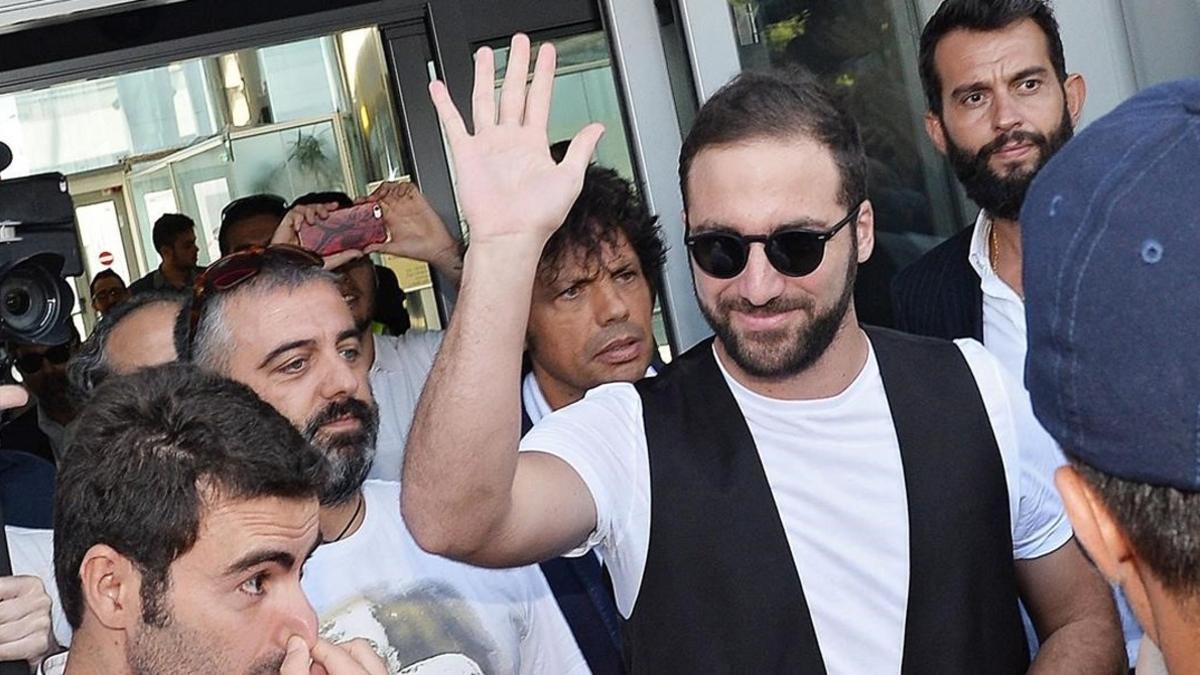 Gonzalo Higuaín saluda a su llegada a Turín, este miércoles, antes de su presentación con la Juventus.