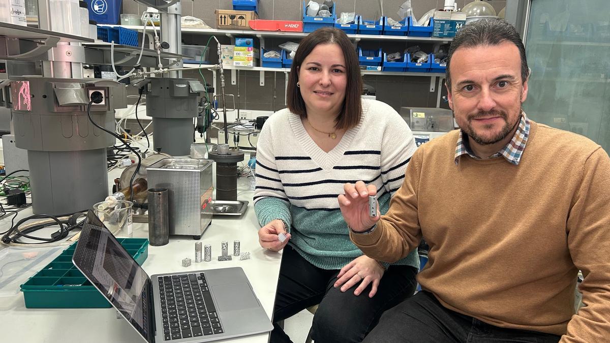 Los investigadores Lucila Paola Maiorano y José Miguel Molina en el laboratorio de Química Inorgánica de la UA