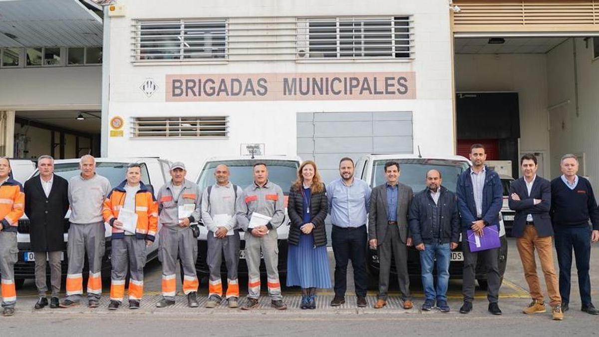 La alcaldesa de Castelló, Amparo Marco, y el edil de Obras y Proyectos Urbanos, José Luis López, en la entrega de los nuevos vehículos eléctricos.