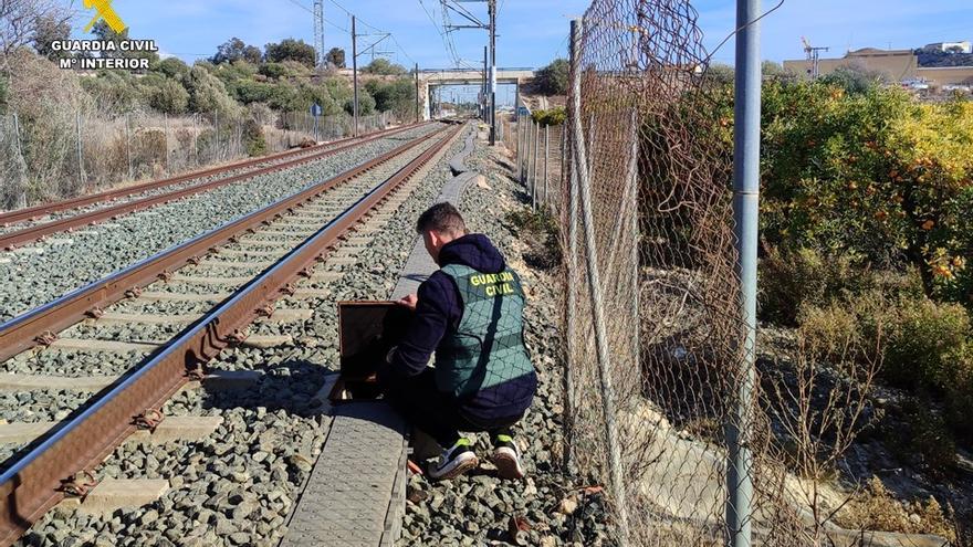 La Guardia Civil pilla infraganti a un hombre robando cable eléctrico del TRAM en La Vila Joiosa