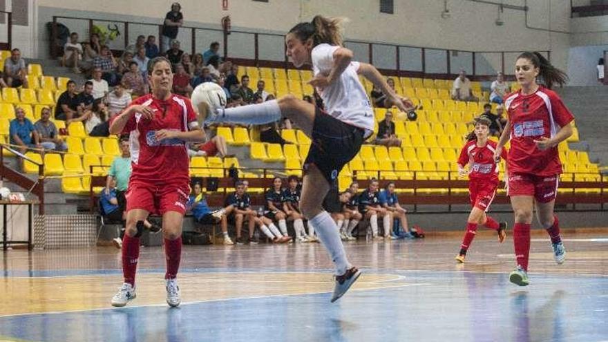 Un lance del partido jugado ayer en Os Remedios. // B. Lorenzo