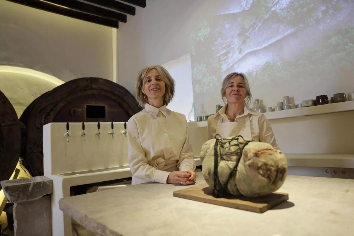 Die Solivellas-Schwestern in ihrem neu hergerichteten "Celler".