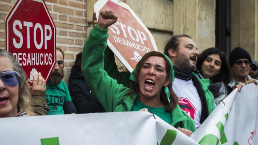 Un centenar de afectados por las hipotecas exige al Supremo que pague la banca