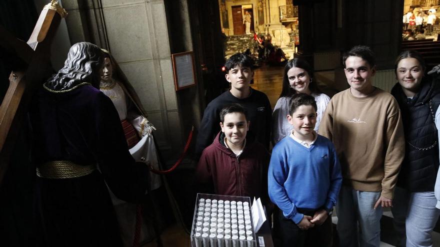 Los jóvenes cofrades de Gijón impulsan en San José el primer &quot;vía lucis&quot;: &quot;Es una experiencia maravillosa&quot;