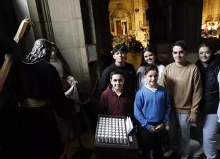 Los jóvenes cofrades de Gijón impulsan en San José el primer "vía lucis": "Es una experiencia maravillosa"