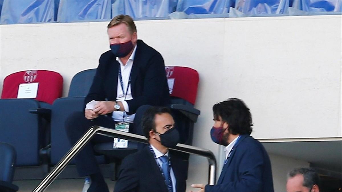 Koeman, en la tribuna del Camp Nou durante el partido ante el Atlético