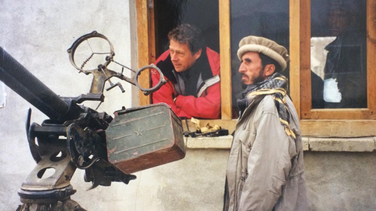 Miguel De la Fuente, asomándose a una ventana, en Afganistán (2001). .JPG