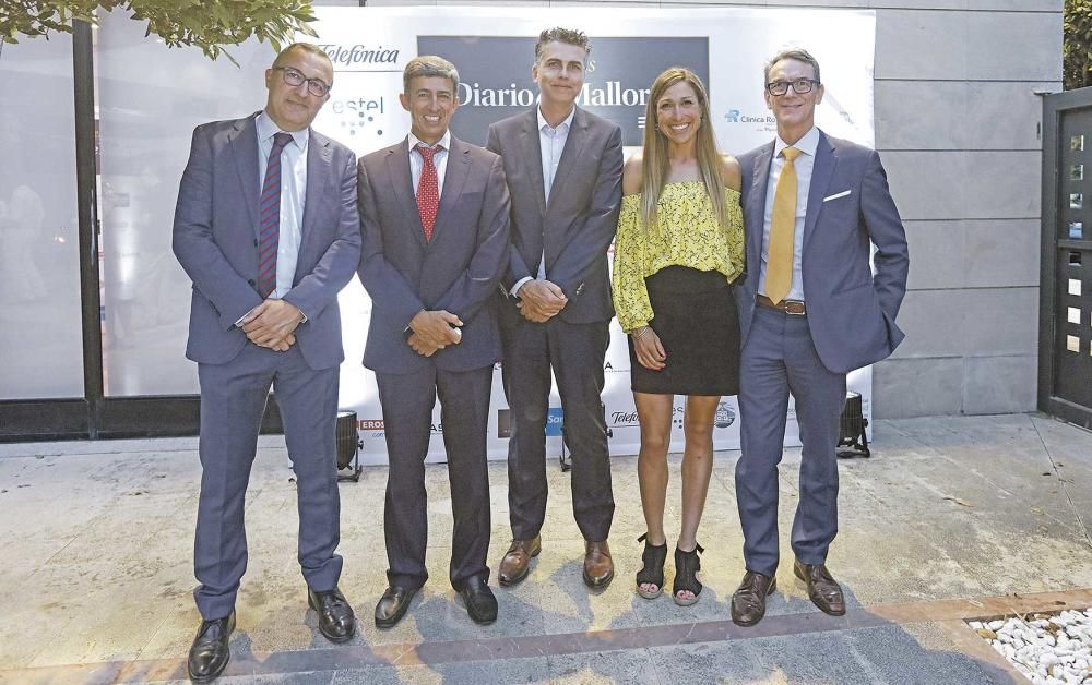 José Luis Urraca, Carlos Prietos, Aitor Ortega, Mari García y Bruno Vilarasau, miembros del equipo de Telefónica en el photocall de los Premis Diario de Mallorca.