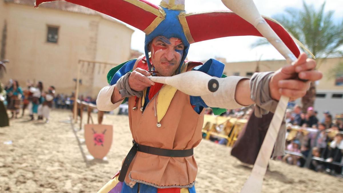 Un arlequín en el Mercado Medieval de Orihuela 2025.