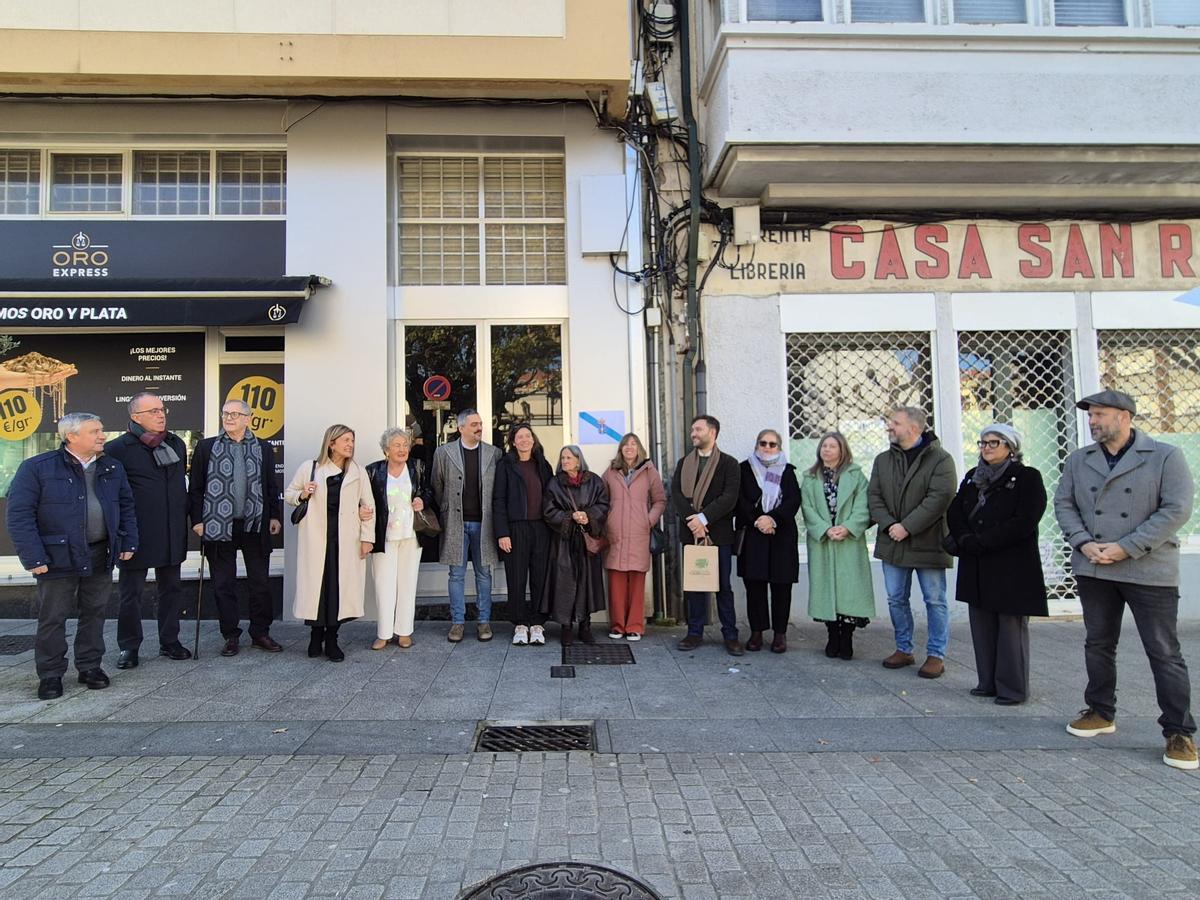 Asistentes á homenaxe ao artista carballés Manuel Facal.