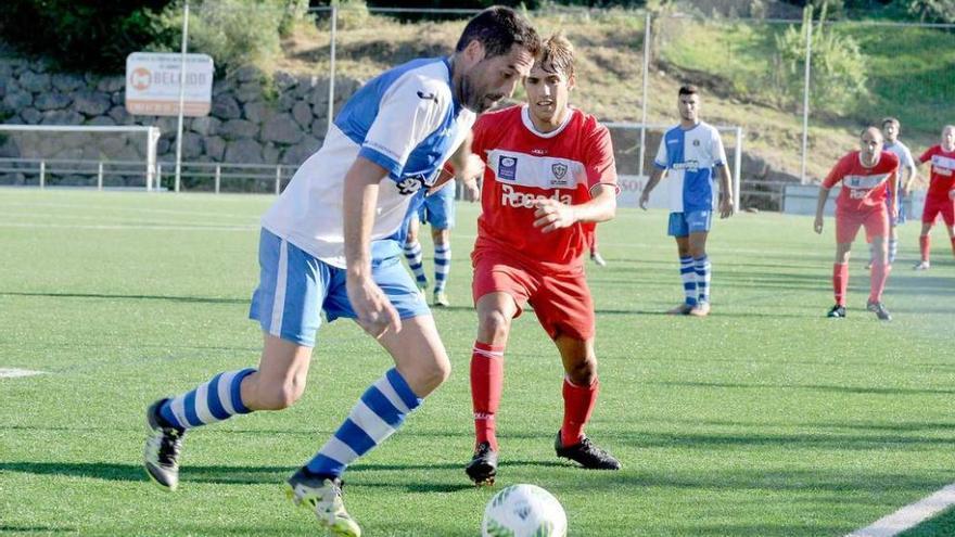 El lateral del Tuilla Pelayo despeja el balón ante el extremo del Marino Viesca.