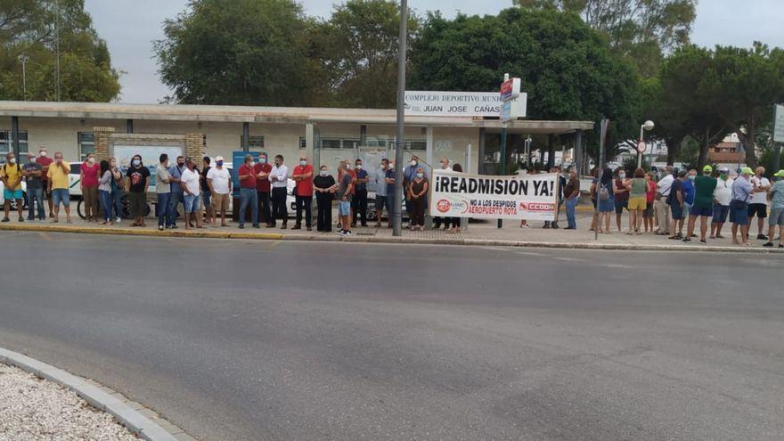 Protesta de los trabajadores de la base de Rota, en las puertas del complejo.
