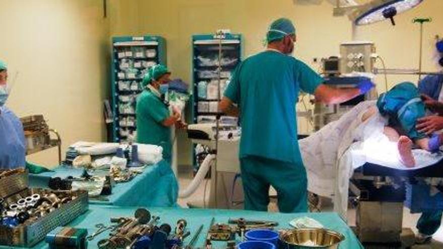 Dos quirófanos del hospital de Ibiza, preparados para cirugía vascular y cardíaca