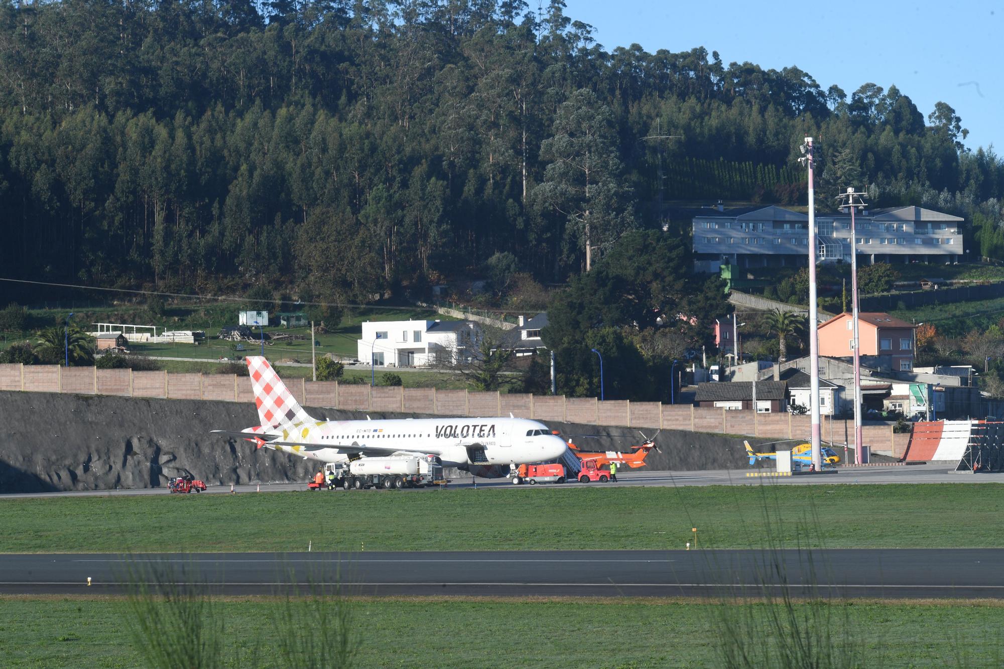 El aeropuerto de A Coruña activa su plan de emergencia al aterrizar con un aviso de bomba que resultó ser falsa alarma