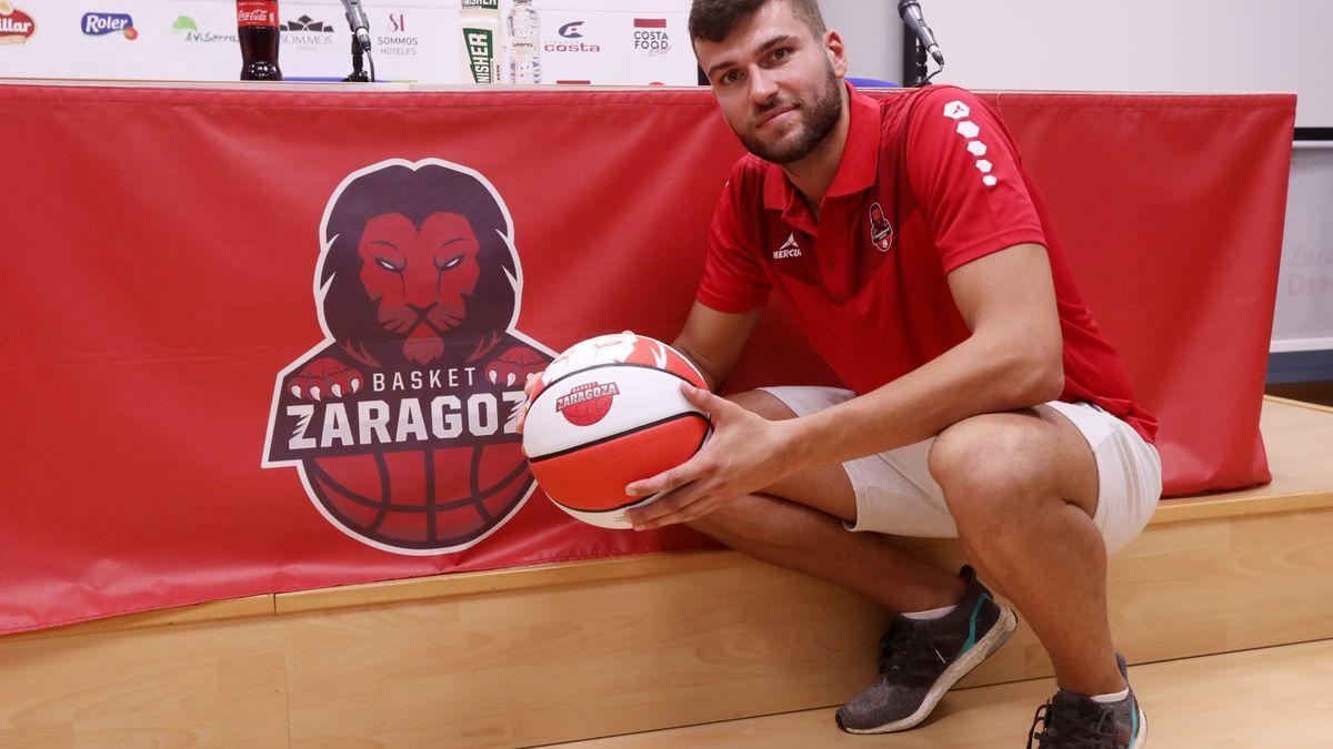 Vilá, durante su presentación con los aragoneses.