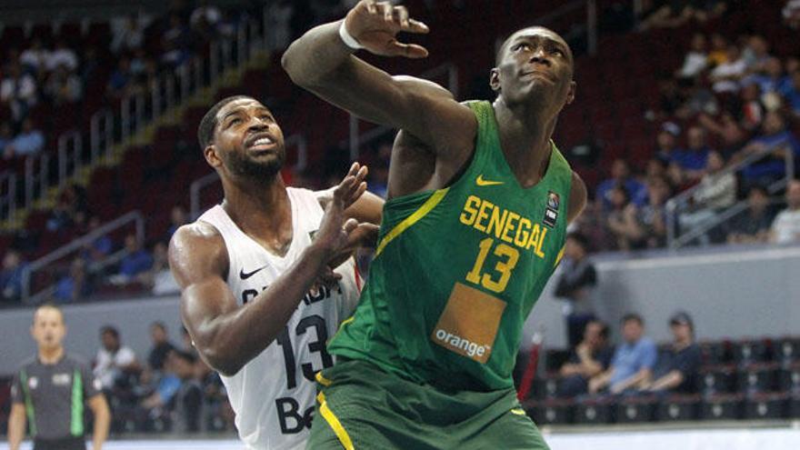 El pívot senegalés trata de buscarse un sitio en la lucha por un rebote en un partido con su selección nacional.