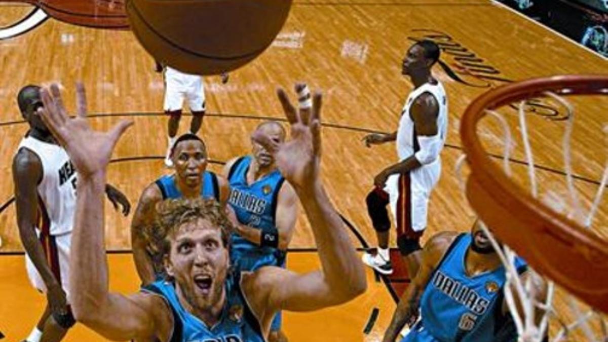 Nowitzki salta a por un rebote en la pasada final de la NBA, en la que se impusieron los Dallas Mavericks.