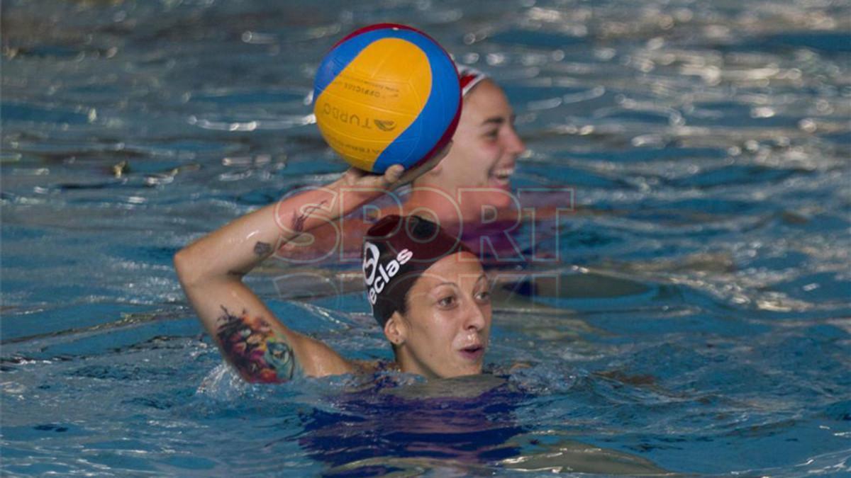 Las futbolistas del Barça se divirtieron en su visita a las waterpolistas del CN Sabadell