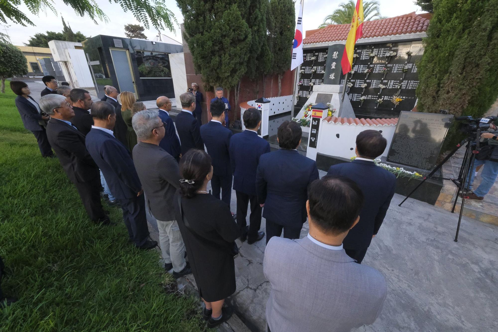 Ofrenda floral a los marinos coreanos fallecidos en Gran Canaria
