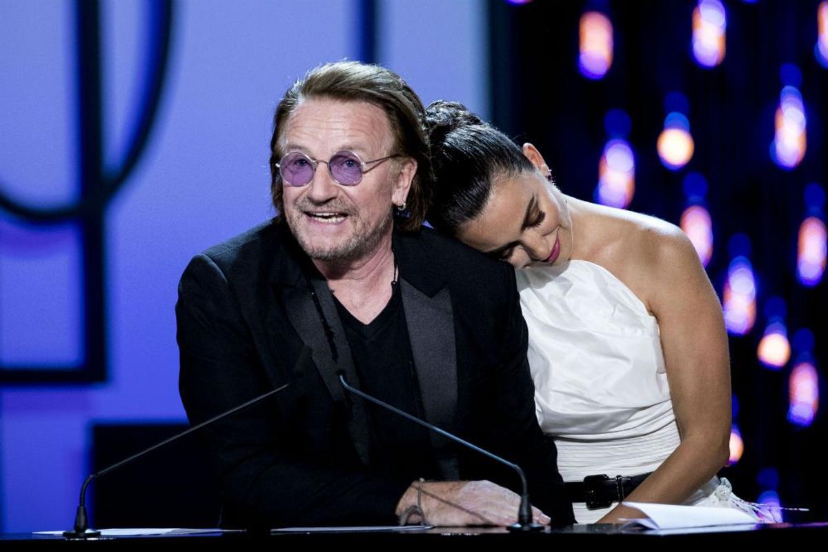 Penélope Cruz muy cariñosa con su amigo Bono