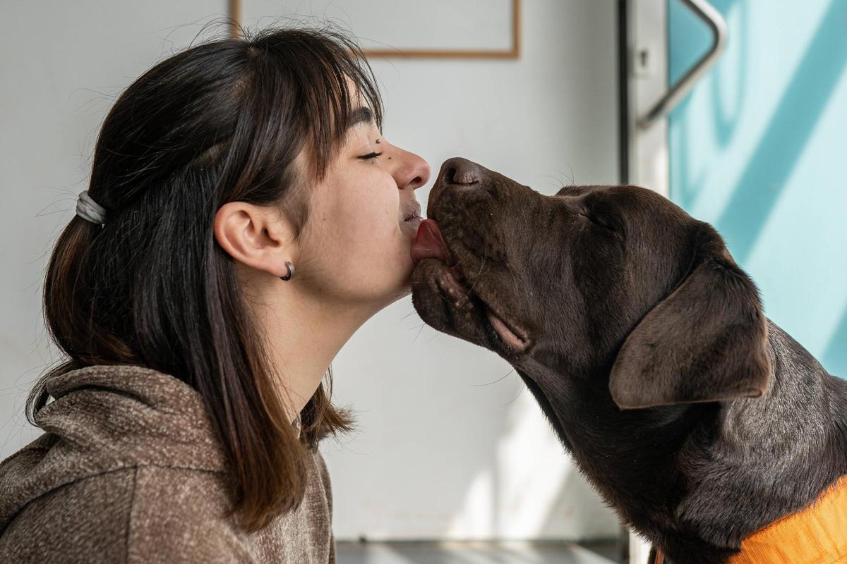 Noa, víctima de 'bullying', junto a su perro, Valder.