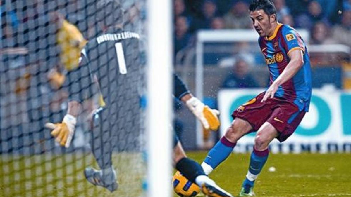 Villa dispara raso y supera la salida de Aranzubia en la jugada del 0-1.