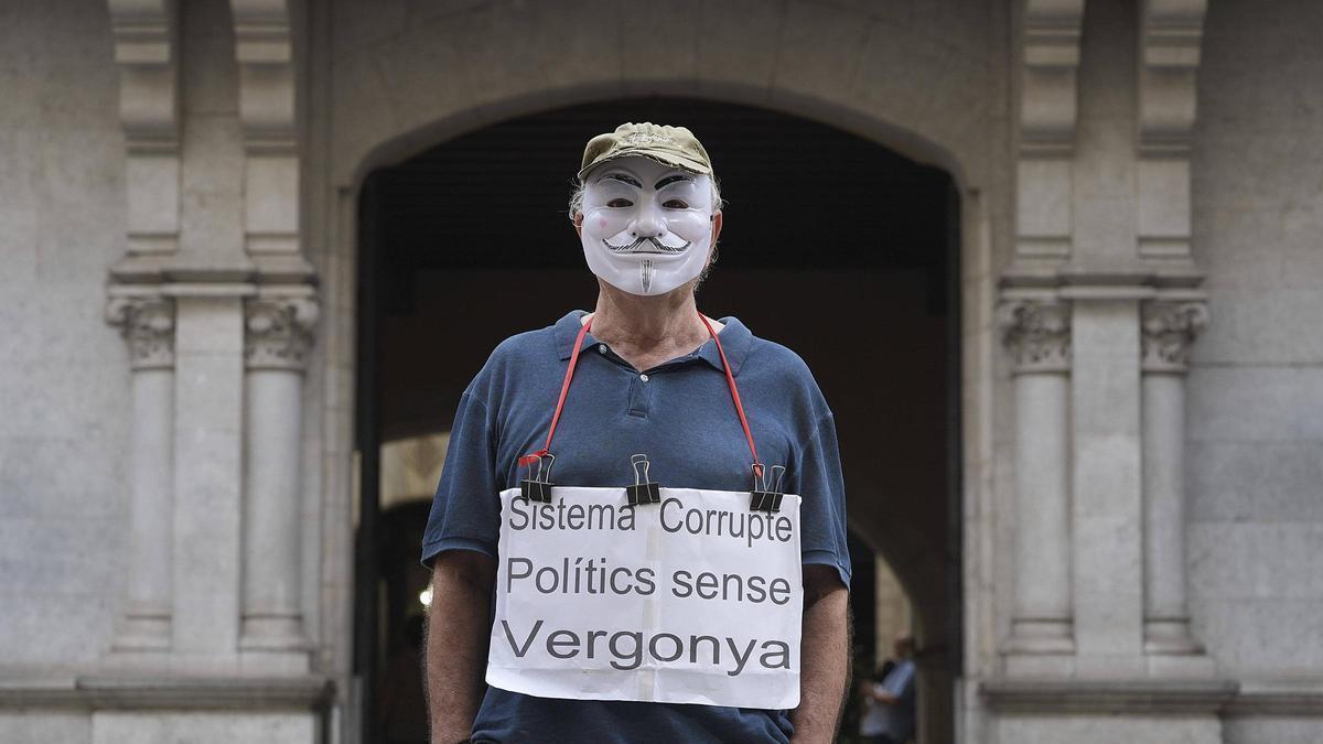 El vecino de Girona que protesta des de hace cien días, este lunes en la plaza del Vi.