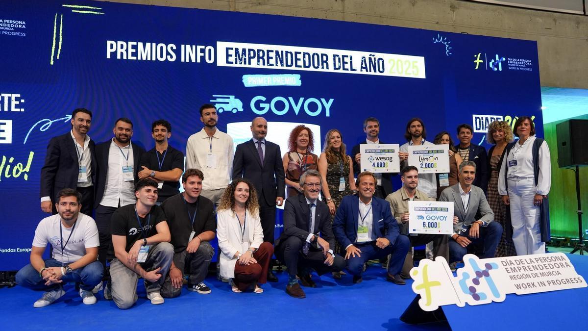 Foto de familia de los premiados en los Premios Emprendedor del Mes 2025 y los ganadores de los galardones anuales concedidos por el INFO.