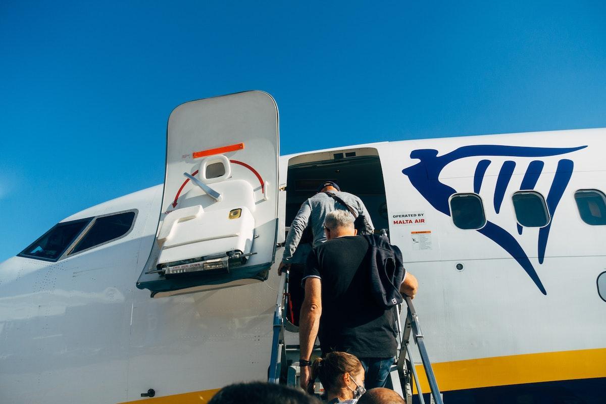 Pasajero de Ryanair con una mochila como llevar en el equipaje de mano a  bordo de un avión de Ryanair después de pagar extra por la prioridad de  embarque Fotografía de stock 