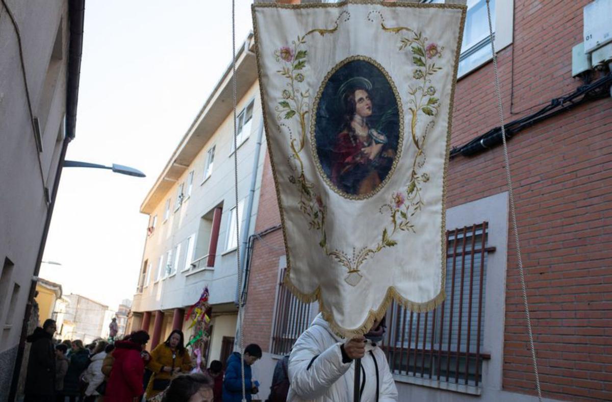 San Lázaro y San Frontis recuperan a Santa Águeda en sus calles