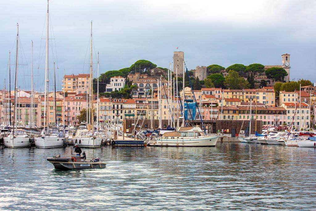 Vista del casco antiguo de Cannes y de su puerto