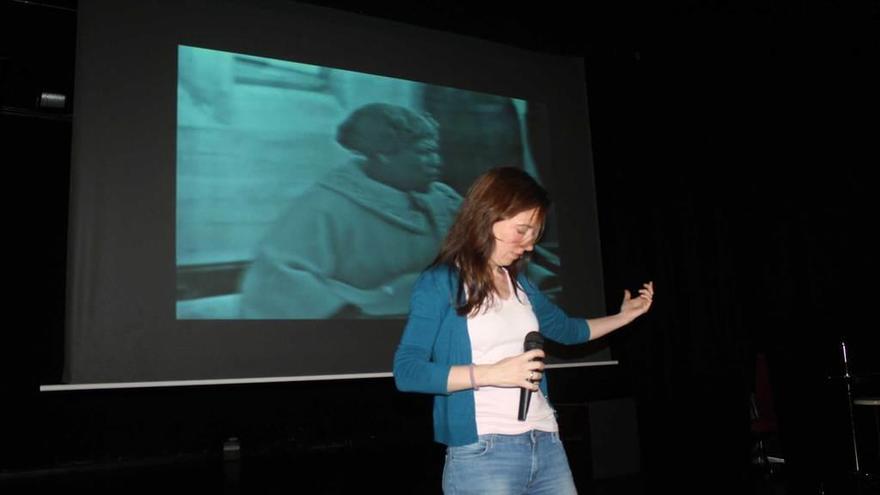 &quot;Tenéis que conocer a Janis Joplin como a Mozart&quot;, dice Laura Viñuela a los alumnos de Luarca