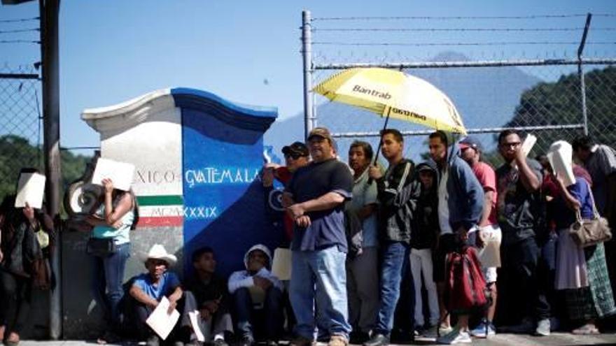 Migrants travessen la frontera entre Guatemala i Mèxic