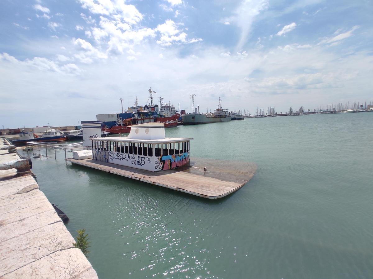 Imagen actual del barco, semihundido, en el puerto de Burriana.