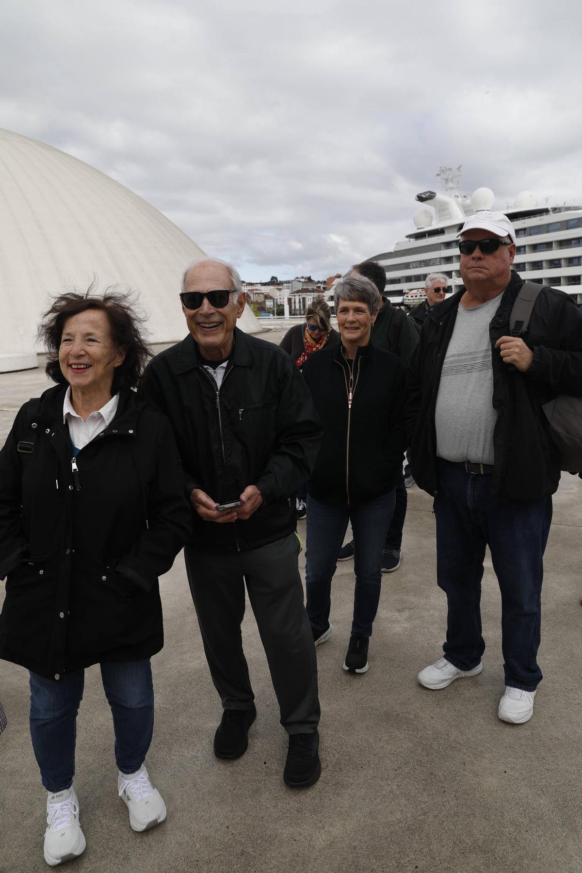 EN IMÁGENES: El Scenic Eclipse ya está en Avilés y la ciudad se llena cruceristas en la primera escala de la temporada EN IMÁGENES: El Scenic Eclipse ya está en Avilés y la ciudad se llena cruceristas en la primera escala de la temporada