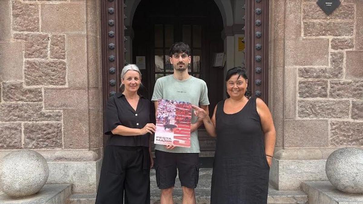 L'alcaldessa Lluïsa Aliste;  Albert Carreño, autor del cartell; i la regidora Núria Crespo