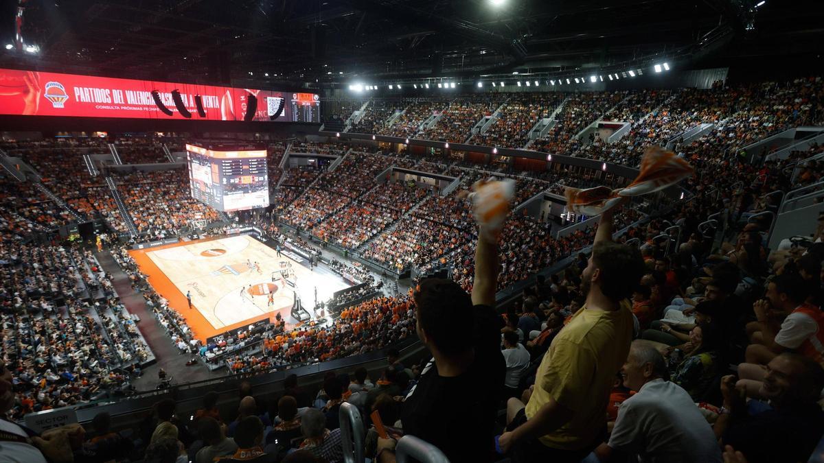 Once peñas del Valencia Basket critican que se juegue a puerta cerrada ante el Hapoel.