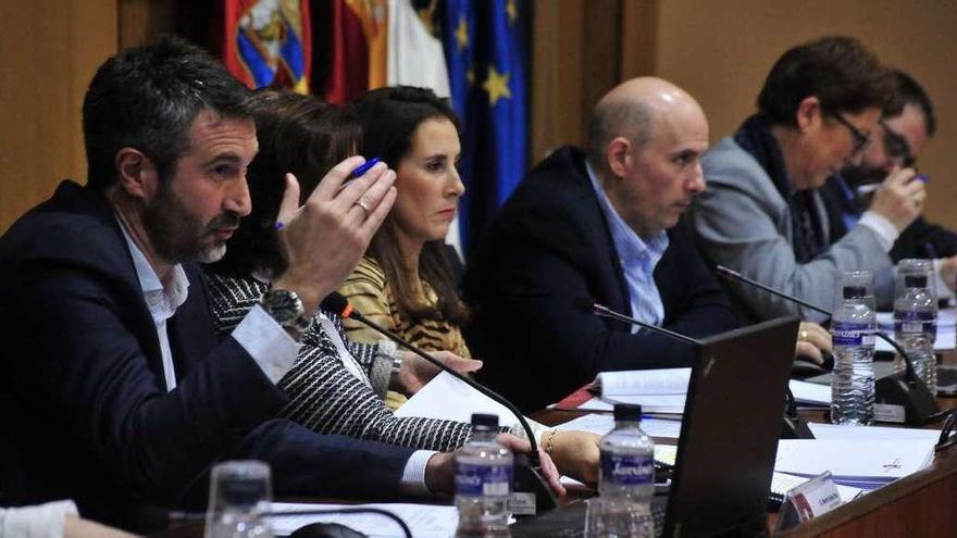 El alcalde de Vilagarcía, Alberto Varela, dio por hecho en el pleno que el transformador se quedará donde está, en superficie. // Iñaki Abella