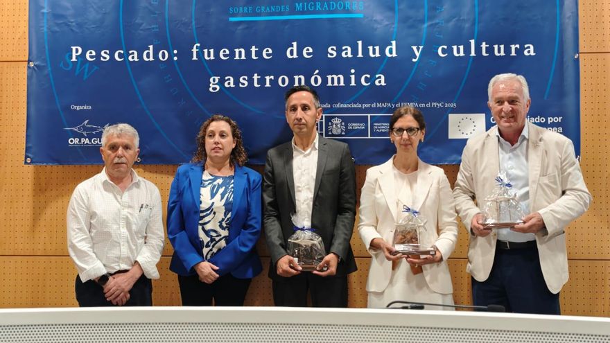 Tolín Verde, vicepresidente de Orpagu, Juana Parada (directora gerente), Cándido Rial (director xeral de Pesca y Acuicultura) , Zaira Rodríguez y Gabriel Ocaña (asesor jurídico de Interfish).