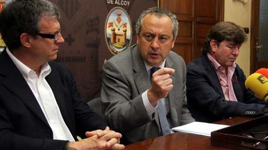 Manuel Escolano, junto al alcalde y al gerente del área.