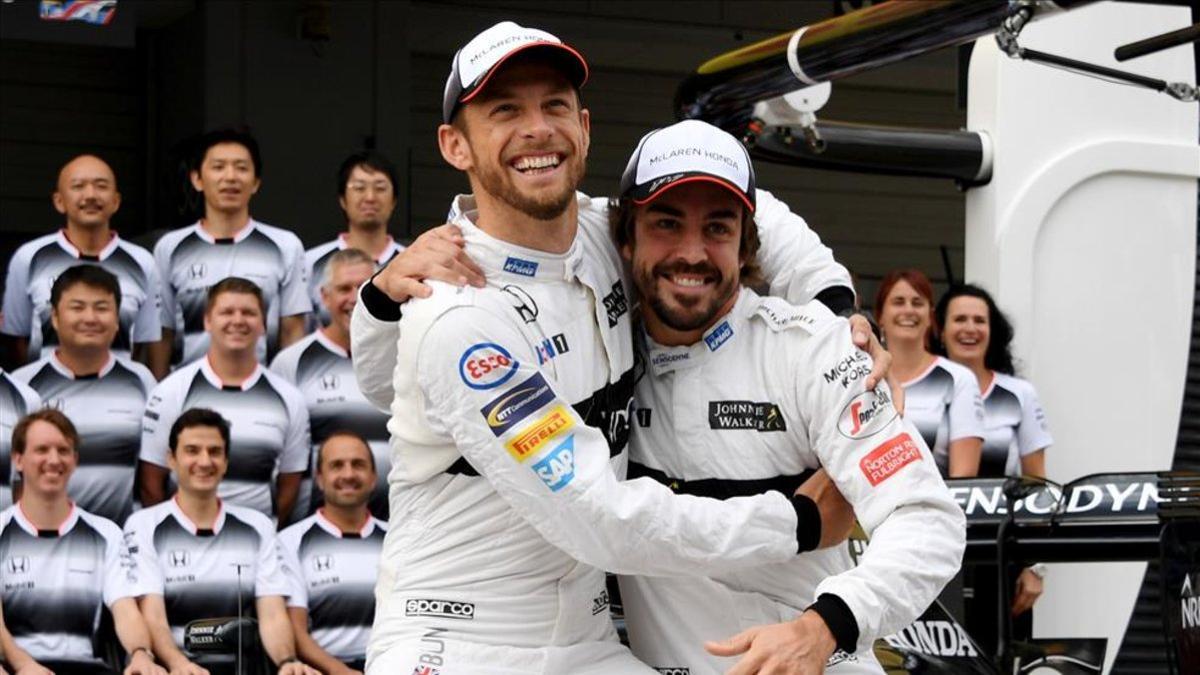 Button y Alonso en la foto de equipo en el GP de Japón de 2016