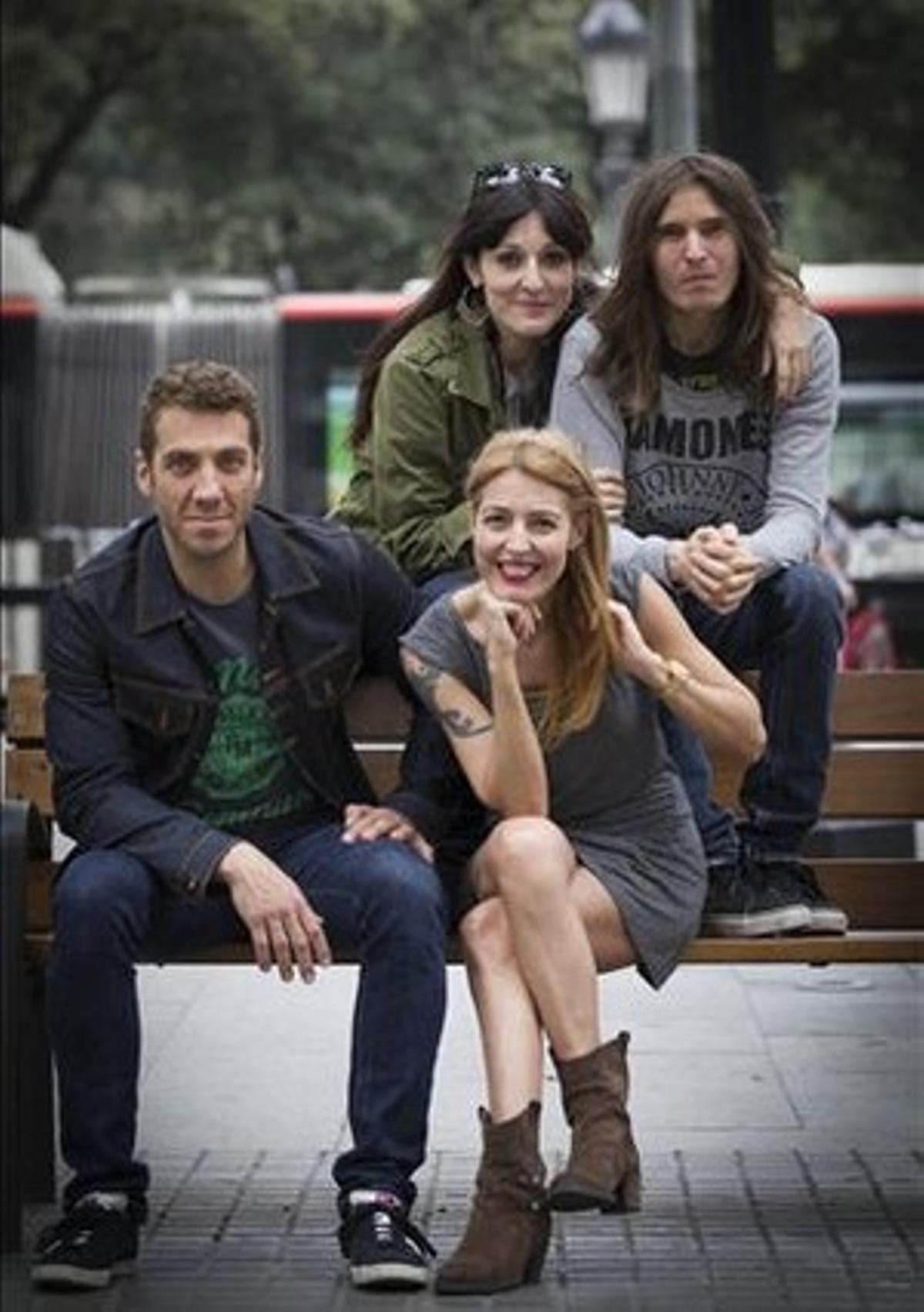 Dover el 2013. Jesús Antúnez (bateria) i Amparo Llanos (guitarra). A dalt: Cristina Llanos (veu i guitarra) i Samuel Titos (baixista que es va incorporar a la banda el 2005). Dover el 2013. Jesús Antúnez (bateria) i Amparo Llanos (guitarra). A dalt: Cristina Llanos (veu i guitarra) i Samuel Titos (baixista que es va incorporar a la banda el 2005).