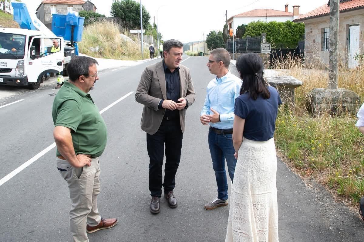 El presidente de la Diputación, segundo por la izquierda, con el alcalde de A Baña, tercero, y ediles
