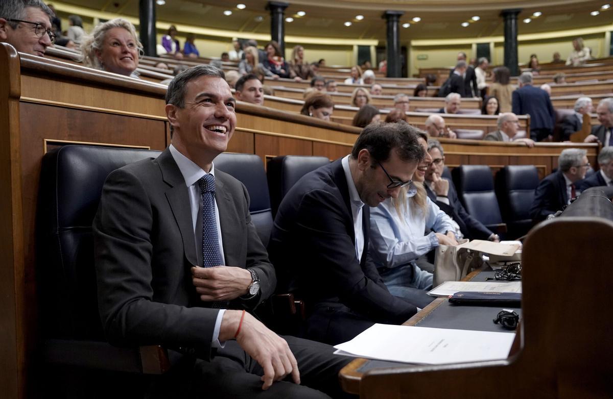 El presidente del Gobierno, Pedro Sánchez, y el vicepresidente primero, Carlos Cuerpo, el pasado miércoles durante el pleno del Congreso.