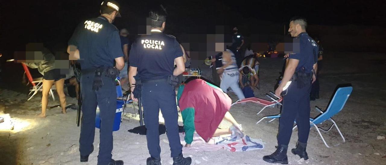 La Policía Local de Alicante interviene uno de los botellones.