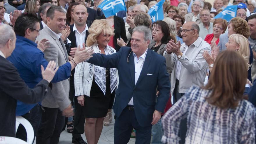 Alfonso Rus, rodeado y aplaudido por la gente, durante un mitin, el pasado mayo, en Xàtiva.