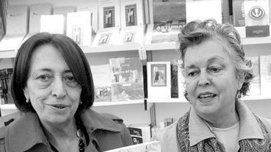 Carmen Gómez Ojea y Carmen Ruiz-Tilve, ayer, en la presentación del libro.