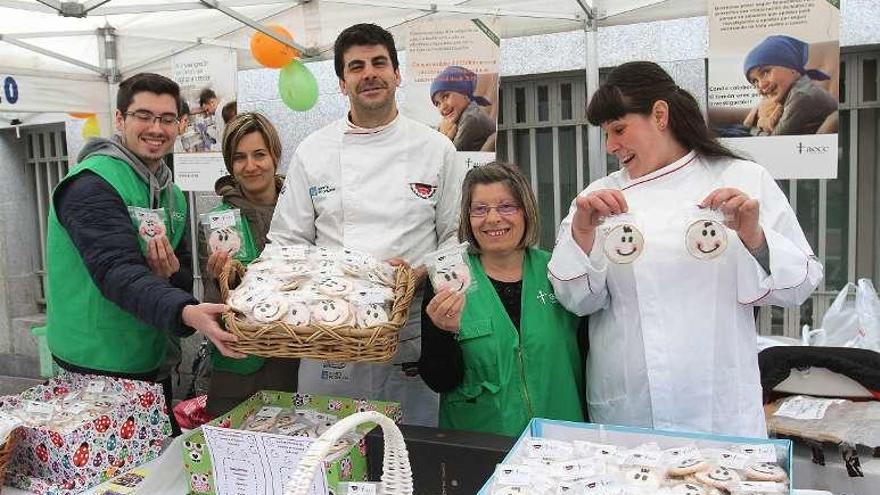 Venta de la &quot;galleta solidaria&quot; en la rúa do Paseo. // Iñaki Osorio