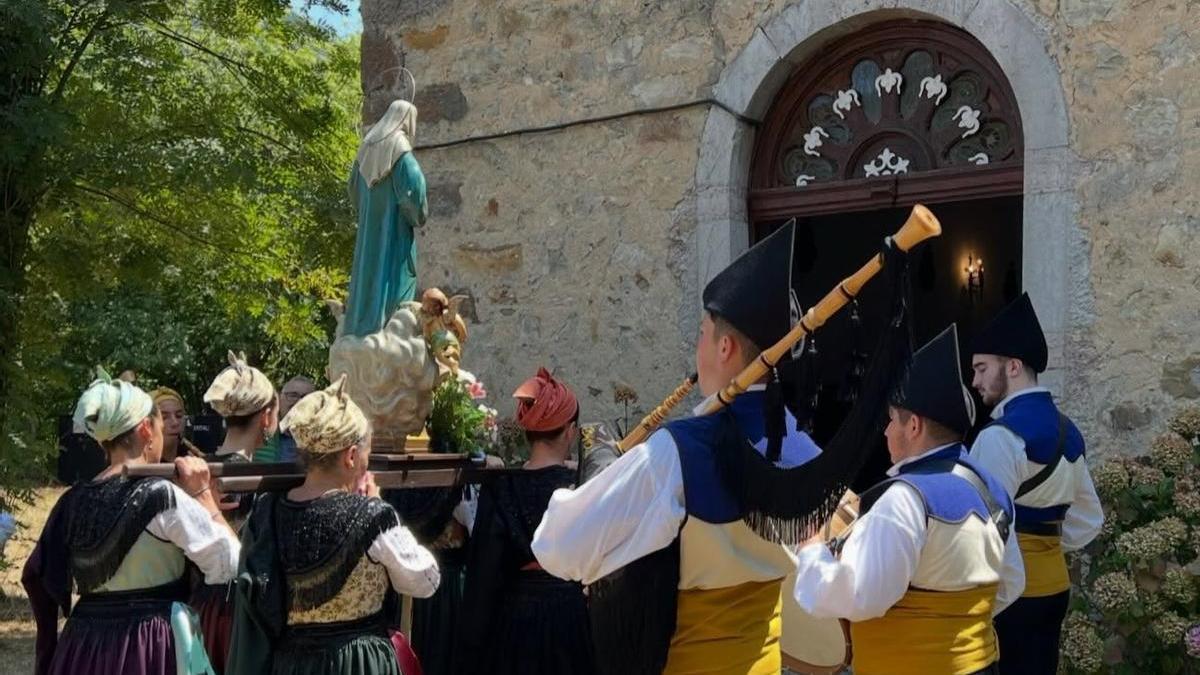 Una edición anterior de la procesión de la Reina de los Ángeles.